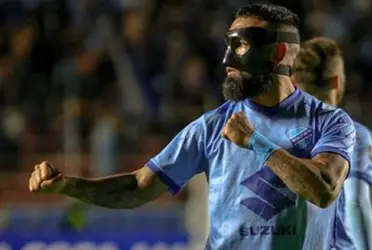 El papá del goleador del Bolívar se fue con todo contra el fútbol chileno por el mal desempeño de su hijo en ese país.