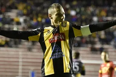 El DT de la Sub 23 se unió a los festejos del campeón.