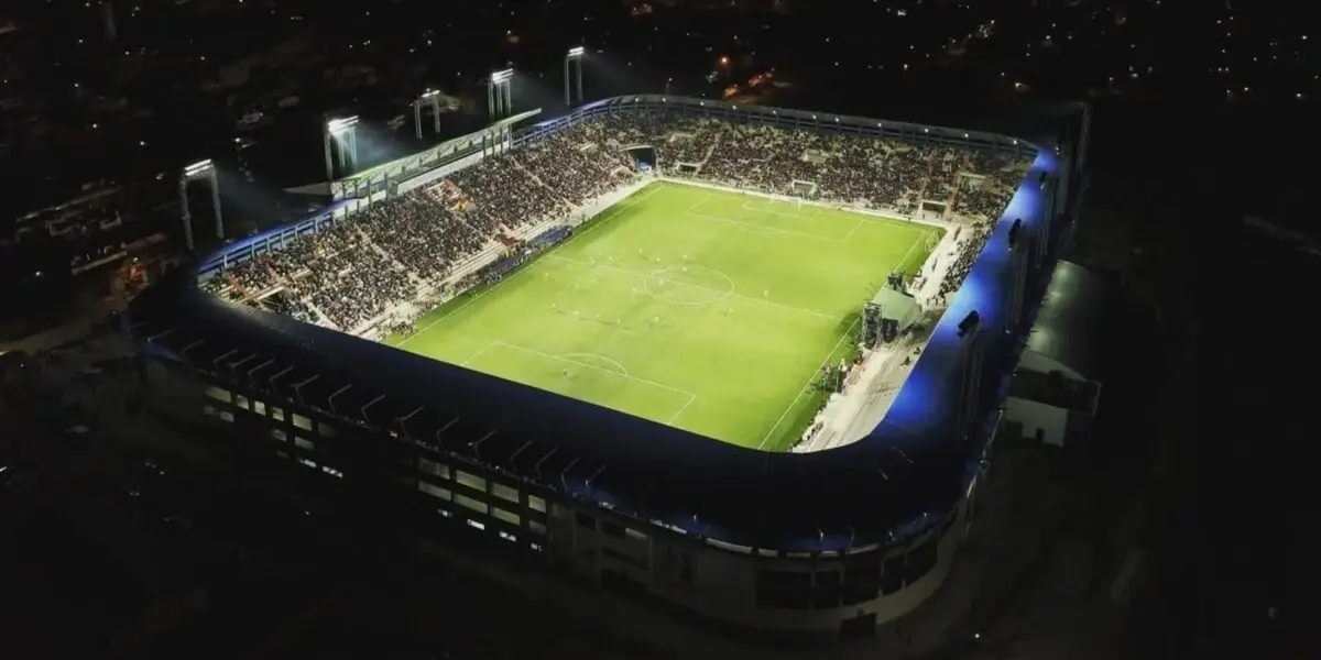 El estadio de Always Ready ya tiene iluminaria y solo resta modificar el césped.