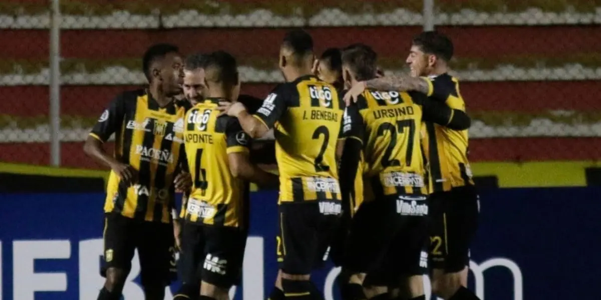 La bronca de los jugadores del Tigre mientras se disputaban los primeros 45 minutos en los que The Strongest vence 1 a 0 a Palmaflor.