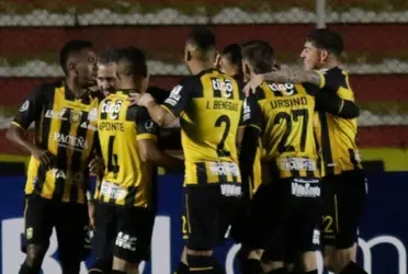 La bronca de los jugadores del Tigre mientras se disputaban los primeros 45 minutos en los que The Strongest vence 1 a 0 a Palmaflor.