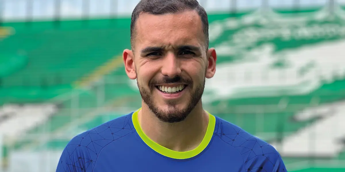 Luís Haquín posa con la polera de Deportivo Cali.