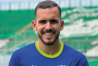 Luís Haquín posa con la polera de Deportivo Cali.